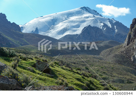 吉爾吉斯斯坦_東古爾梅河沿岸的步道 吉爾吉斯斯坦_東古爾梅河沿岸的步道 130608944