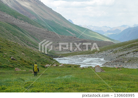 吉爾吉斯斯坦_東古爾梅河沿岸的步道 吉爾吉斯斯坦_東古爾梅河沿岸的步道 130608995