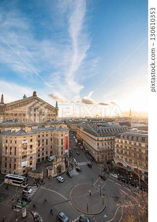 從老字號百貨公司眺望歌劇院和艾菲爾鐵塔 130610353