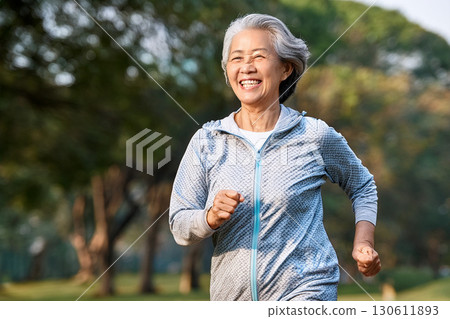 微笑的奶奶在公園跑步 微笑的奶奶在公園跑步 130611893