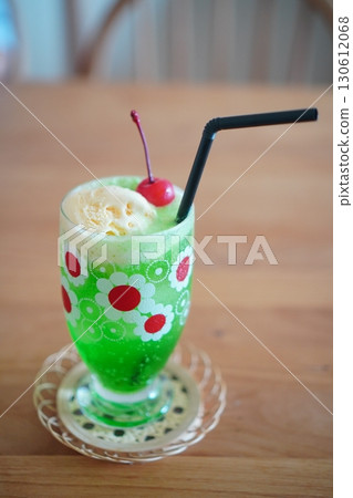 甜瓜汽水漂浮:香草冰淇淋和櫻桃的夏日飲品 甜瓜汽水漂浮:香草冰淇淋和櫻桃的夏日飲品 130612068