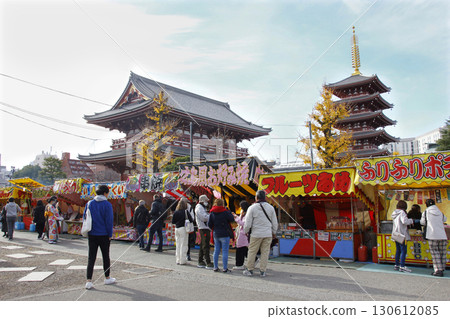 The food stalls at Sensoji Temple in Asakusa are very lively The food stalls at Sensoji Temple in Asakusa are very lively 130612085