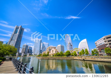 9 月 6 日，日本橫濱城市景觀。橫濱地標塔和橫濱港未來週年紀念日的景觀。 130612265