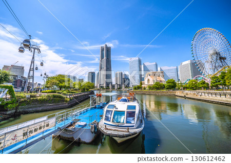 9 月 6 日,日本橫濱城市景觀。橫濱地標塔和運河公園觀光船碼頭的景色。 9 月 6 日,日本橫濱城市景觀。橫濱地標塔和運河公園觀光船碼頭的景色。 130612462