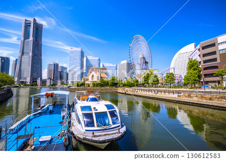 9 月 6 日，日本橫濱城市景觀。橫濱地標塔和運河公園觀光船碼頭的景色。 130612583