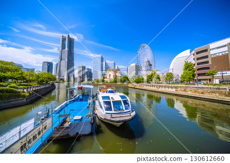 9 月 6 日，日本橫濱城市景觀。橫濱地標塔和運河公園觀光船碼頭的景色。 130612660