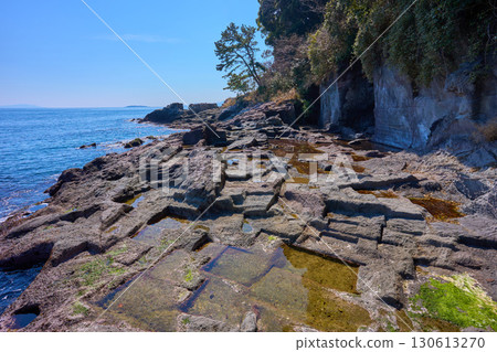 From the former quarry site (Banbaura Beach) on the Manazuru Peninsula in Manazuru Town, Kanagawa Prefecture, towards Hatsushima Island 130613270