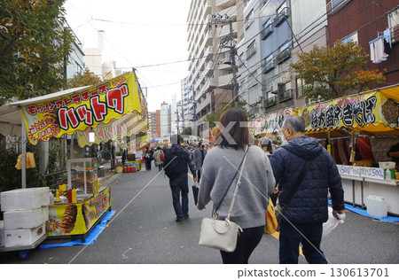 熙熙攘攘的街邊攤 130613701