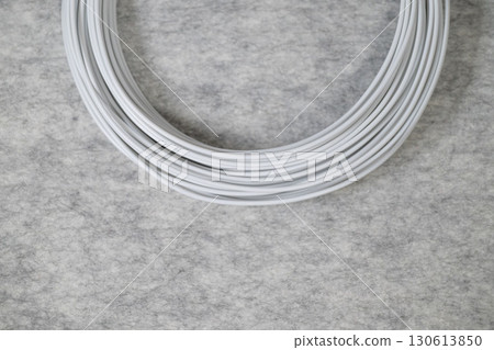 灰色背景上的白色電線 灰色背景上的白色電線 130613850