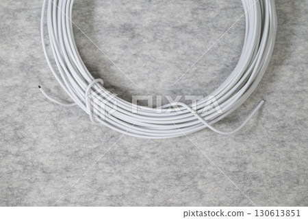 灰色背景的捲繞電線 130613851
