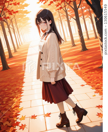 一位帶著溫柔微笑的女子漫步在一排秋葉旁 一位帶著溫柔微笑的女子漫步在一排秋葉旁 130615549