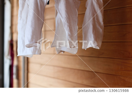 在室內晾乾白襯衫 襯衫 白紗布 在室內晾乾白襯衫 襯衫 白紗布 130615986