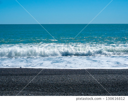 海浪拍打著七里美濱海灘的海岸 130616812