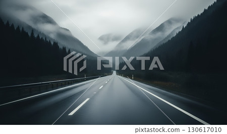 一張象徵人生旅程的照片：一條孤獨的道路消失在霧中 130617010