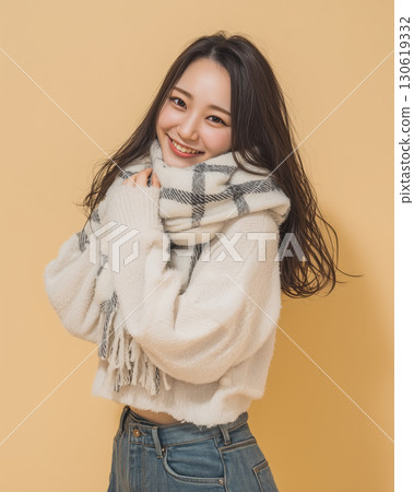 冬季休閒時尚中的迷人笑容 | 一位戴著格紋圍巾的女士的肖像 130619332