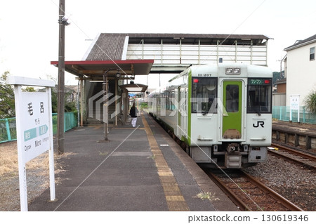 八高線 Kiha 110 系列列車停泊在毛呂站 130619346