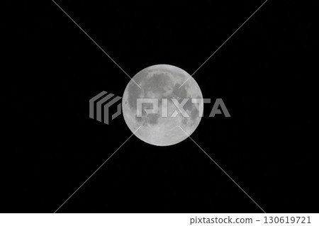 月亮漂浮在夜空中 130619721