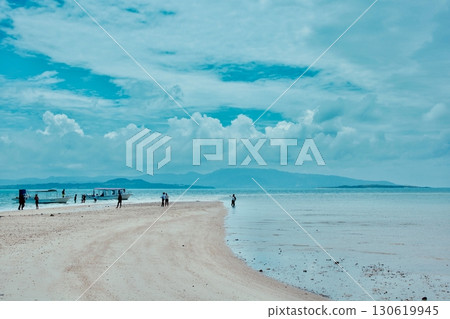 Summer scenery of Ishigaki Island, where sandbars and emerald seas appear at low tide Summer scenery of Ishigaki Island, where sandbars and emerald seas appear at low tide 130619945