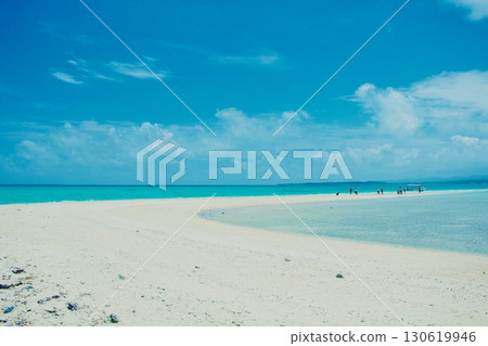 A sandbar that appears at low tide (off the coast of Ishigaki Island) A symmetrical summer seascape with people and boats reflected in the distance 130619946