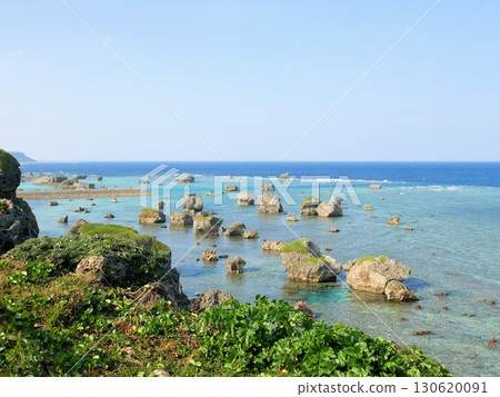 宮古島風光：東平安岬、海岸線上美麗的岩石（沖繩縣） 130620091
