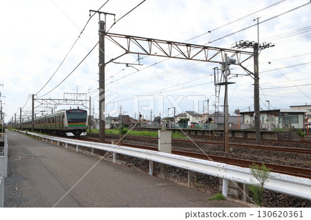 高崎線E233系列車經過八高線北藤岡站附近(群馬縣藤岡市) 高崎線E233系列車經過八高線北藤岡站附近(群馬縣藤岡市) 130620361