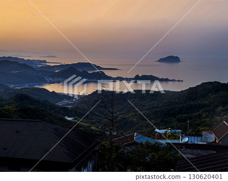 黃昏時分俯瞰台灣九份的大海 黃昏時分俯瞰台灣九份的大海 130620401