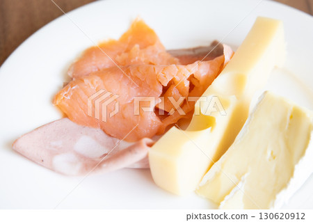 美味的早餐鮭魚配起司和香腸 130620912