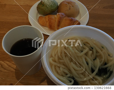 A Japanese-Western Breakfast - Udon and Bread in Harmony at a Hotel in Kokura A Japanese-Western Breakfast - Udon and Bread in Harmony at a Hotel in Kokura 130621668