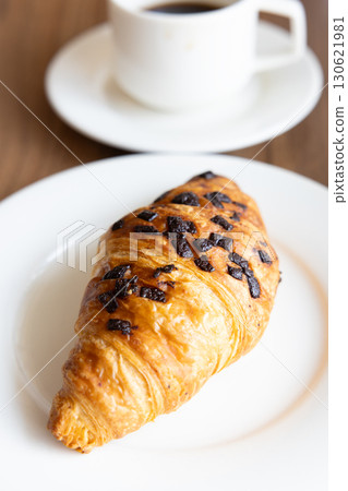 美味的巧克力羊角麵包和咖啡早晨 130621981