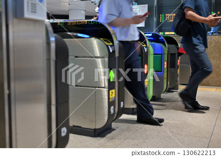 東京車站的自動檢票口 130622213