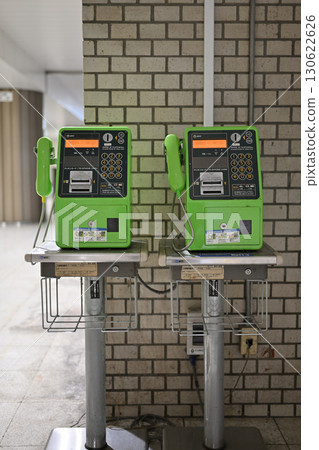 車站地下通道內的公用電話 130622626