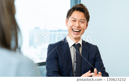 兩個商人,一男一女,開會 兩個商人,一男一女,開會 130623232