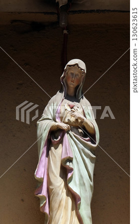 Statue of the Virgin Mary over the entrance door to the house in Lucca, Tuscany, Italy 130623615