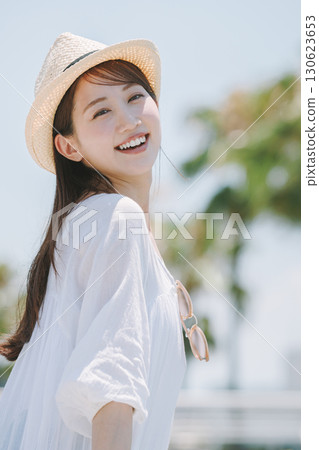 年輕女子在度假村享受觀光 130623653