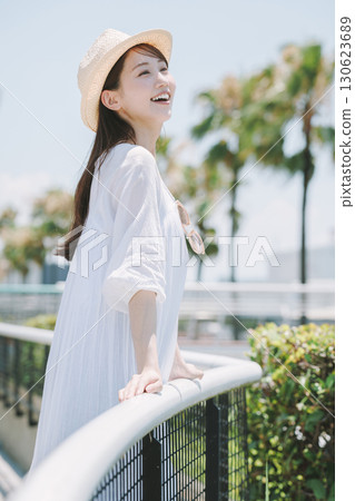 年輕女子在度假村享受觀光 年輕女子在度假村享受觀光 130623689