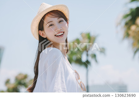 年輕女子在度假村享受觀光 年輕女子在度假村享受觀光 130623690