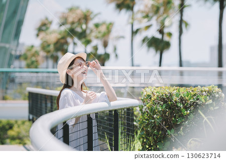 年輕女子在度假村享受觀光 130623714