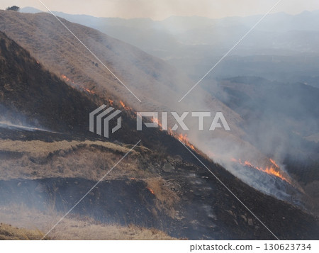 煙霧籠罩著山谷-火焰的氣息在冷杉燃燒的聲響中迴盪 煙霧籠罩著山谷-火焰的氣息在冷杉燃燒的聲響中迴盪 130623734