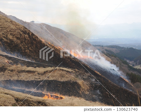 煙霧籠罩著山谷-火焰的氣息在冷杉燃燒的聲響中迴盪 煙霧籠罩著山谷-火焰的氣息在冷杉燃燒的聲響中迴盪 130623740