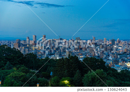 從北海道旭山眺望札幌的夜景 從北海道旭山眺望札幌的夜景 130624043