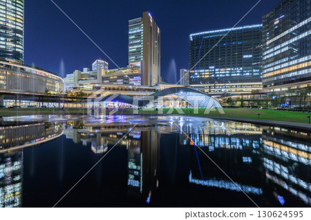 大阪梅田(大阪府大阪市北區)的大樓夜景 大阪梅田(大阪府大阪市北區)的大樓夜景 130624595