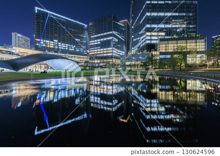 大阪梅田（大阪府大阪市北區）的大樓夜景 130624596