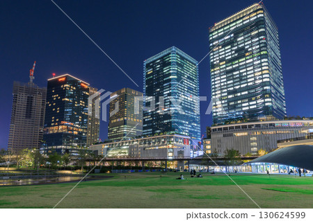 大阪梅田(大阪府大阪市北區)的大樓夜景 大阪梅田(大阪府大阪市北區)的大樓夜景 130624599