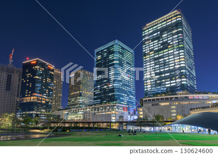 大阪梅田(大阪府大阪市北區)的大樓夜景 大阪梅田(大阪府大阪市北區)的大樓夜景 130624600