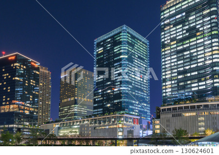 大阪梅田(大阪府大阪市北區)的大樓夜景 大阪梅田(大阪府大阪市北區)的大樓夜景 130624601