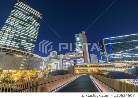 大阪梅田(大阪府大阪市北區)的大樓夜景 大阪梅田(大阪府大阪市北區)的大樓夜景 130624607