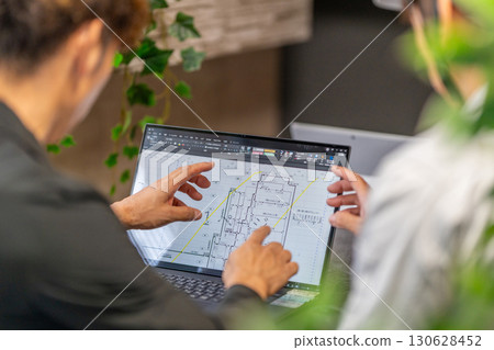Two first-class male architects explaining the construction schedule, network schedule, construction supervision 130628452