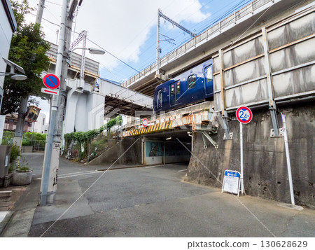 [Shinagawa Ward] A view of multiple overpasses of roads and railways 130628629