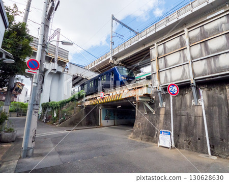 [Shinagawa Ward] A view of multiple overpasses of roads and railways 130628630