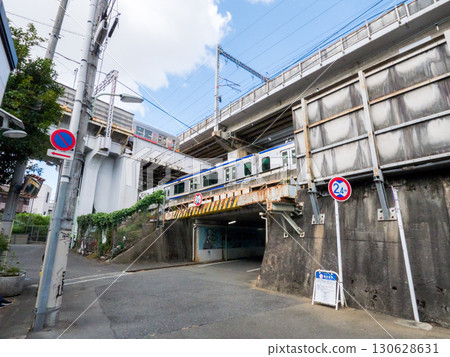 [Shinagawa Ward] A view of multiple overpasses of roads and railways 130628631